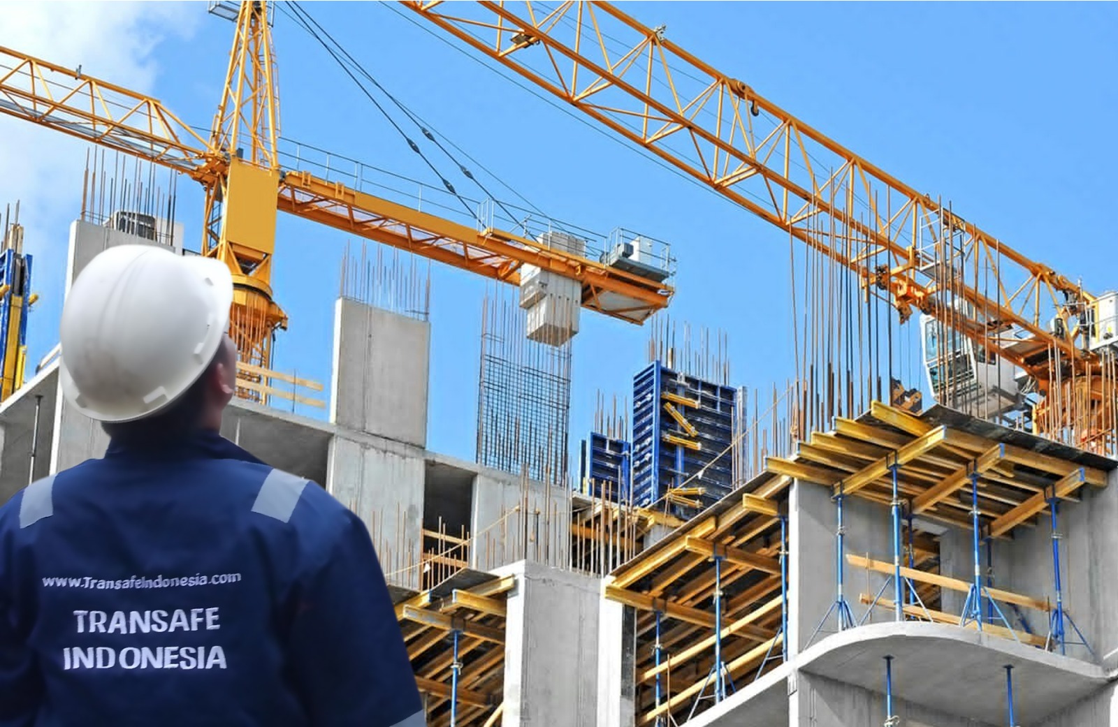 Teknisi Bekerja Di Ketinggian